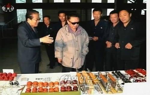 함흥 반도체 재료공장 시찰   (서울=연합뉴스) 북한 김정일 국방위원장이 함경남도 함흥 반도체 재료공장을 시찰, 희토류 금속공장에서 생산한 제품들을 살펴 보고 있다. 2009.7.1
 <<조선중앙TV촬영>>