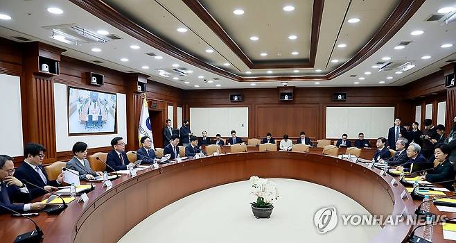 국정현안관계장관회의 주재하는 최상목 권한대행 (서울=연합뉴스) 홍해인 기자 = 최상목 대통령 권한대행 부총리 겸 기획재정부 장관이 5일 정부서울청사에서 열린 '국정현안관계장관회의 겸 경제관계장관회의 겸 산업경쟁력강화관계장관회의'를 주재하고 있다. 2025.3.5 hihong@yna.co.kr