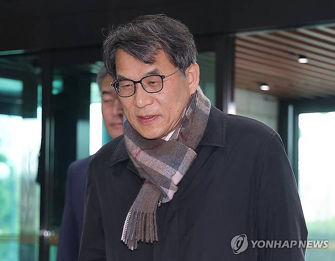 출근하는 노태악 중앙선관위원장 (과천=연합뉴스) 류영석 기자 = 노태악 중앙선관위원장이 5일 전국 새마을금고 동시 이사장 선거 관련 일정을 위해 경기도 과천 중앙선거관리위원회 청사로 출근하고 있다. 2025.3.5 ondol@yna.co.kr