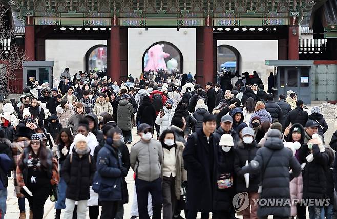 연휴 종료 (서울=연합뉴스) 윤동진 기자 = 설 연휴 마지막 날이 30일 오후 서울 경복궁에서 관광객들이 즐거운 시간을 보내고 있다. 2025.1.30 mon@yna.co.kr
