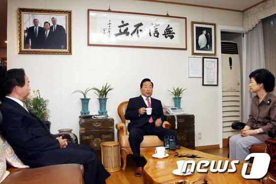 박근혜 당시 새누리당 대선후보가 서울 상도동 김영삼 전 대통령 자택에서 김 전 대통령을 예방하고 있다. (왼쪽부터) 김 전 대통령 차남 김현철 씨, 김영삼 전 대통령, 박근혜 당시 새누리당 대선후보. 2012.8.22/뉴스1