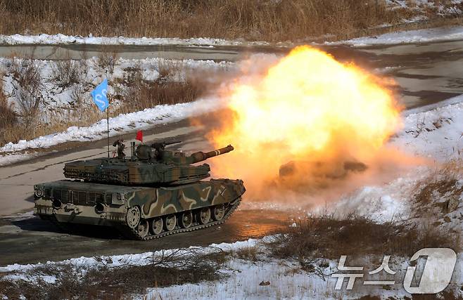 6일 오전 경기 포천시 승진훈련장에서 열린 2025년 전반기 한미연합 수도기계화보병사단(수기사) 통합화력 실사격 훈련에서 K1A2 전차가 포를 쏘고 있다. 2025.3.6/뉴스1 ⓒ News1 사진공동취재단