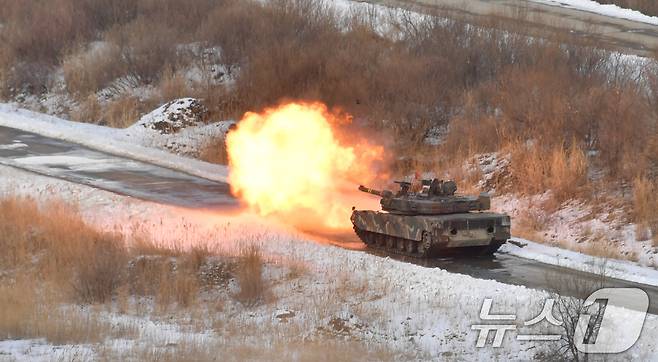 6일 경기도 포천시 승진과학화훈련장에서 열린 올해 첫 '한미 연합합동 통합화력 실사격 훈련'에서 장애물지대에 통로가 개척되자, 후속 전차와 장갑차들이 초월공격을 시도하고 있다. (육군 제공. 재판매 및 DB 금지) 2025.3.6/뉴스1