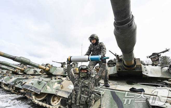 육군 수도기계화보병사단 전차대대TF 장병들이 6일 경기도 포천시 승진과학화훈련장에서 열린 올해 첫 '한미 연합합동 통합화력 실사격 훈련'에서 K1A2전차의 포탄을 옮기고 있다. (육군 제공. 재판매 및 DB 금지) 2025.3.6/뉴스1