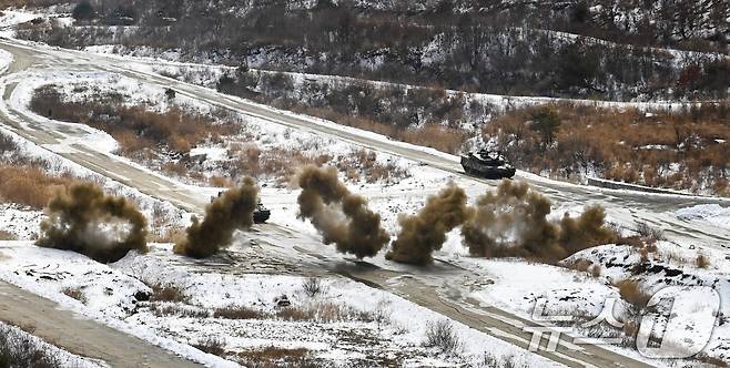 육군 수도기계화보병사단 전차대대TF K1A2전차가 6일 경기도 포천시 승진과학화훈련장에서 열린 올해 첫 '한미 연합합동 통합화력 실사격 훈련'에서 연막탄을 활용해 적의 공격을 회피하고 있다. (육군 제공. 재판매 및 DB 금지) 2025.3.6/뉴스1