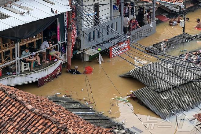 4일(현지시간) 자카르타 파사르 밍구 지역에 홍수피해로 침수된 집들이 보이고 있다. 2025.3.6 ⓒ AFP=뉴스1