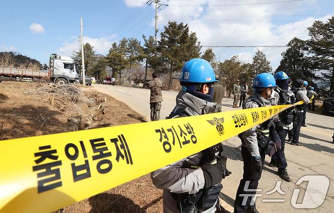 6일 경기 포천시 승진훈련장에서 열린 한미연합훈련 중 포탄이 민가에 떨어져 인명 피해가 발생한 가운데 사고가 발생한 마을 일대가 통제되고 있다. 2025.3.6/뉴스1 ⓒ News1 사진공동취재단