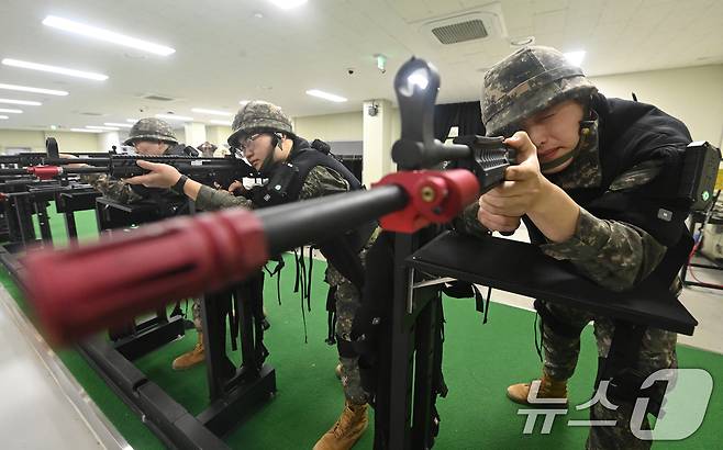 육군 제51보병사단의 2025년 첫 예비군훈련이 실시된 6일 경기 화성시 수원·화성·오산과학화예비군훈련장에서 예비군들이 영상모의 사격, 시가지 전투 등 훈련을 받고 있다. 2025.3.6/뉴스1 ⓒ News1 경기사진공동취재단