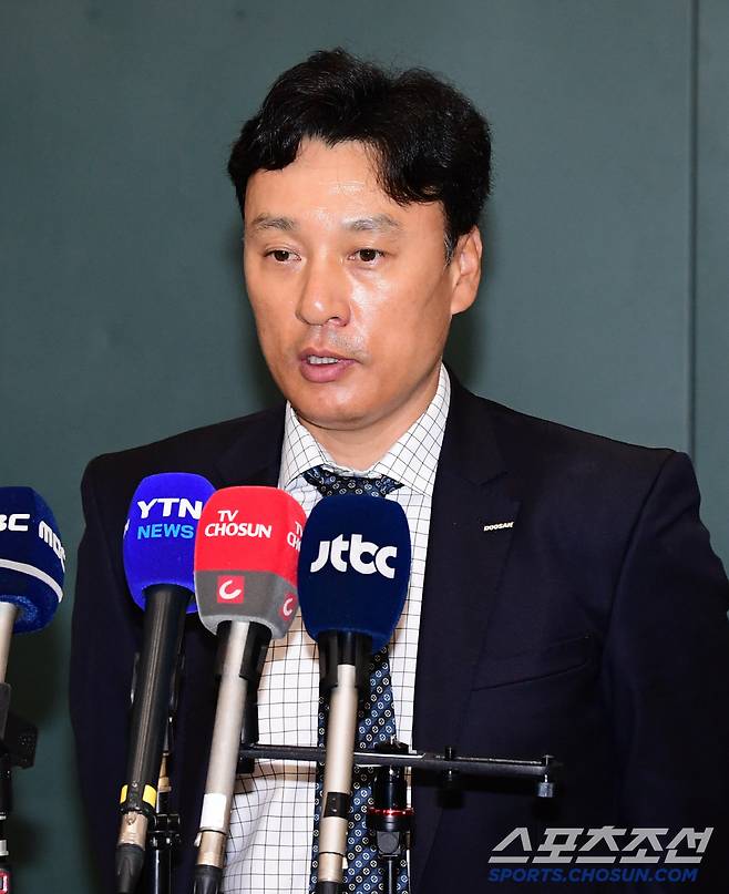 4일 오후 인천공항 제 1터미널을 통해 두산 베어스 선수단이 귀국했다. 인터뷰하고 있는 두산 이승엽 감독. 인천공항=송정헌 기자songs@sportschosun.com/2025.03.04/
