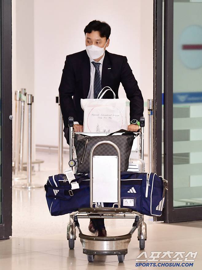 4일 오후 인천공항 제 1터미널을 통해 두산 베어스 선수단이 귀국했다. 입국장 나서는 두산 이승엽 감독. 인천공항=송정헌 기자songs@sportschosun.com/2025.03.04/