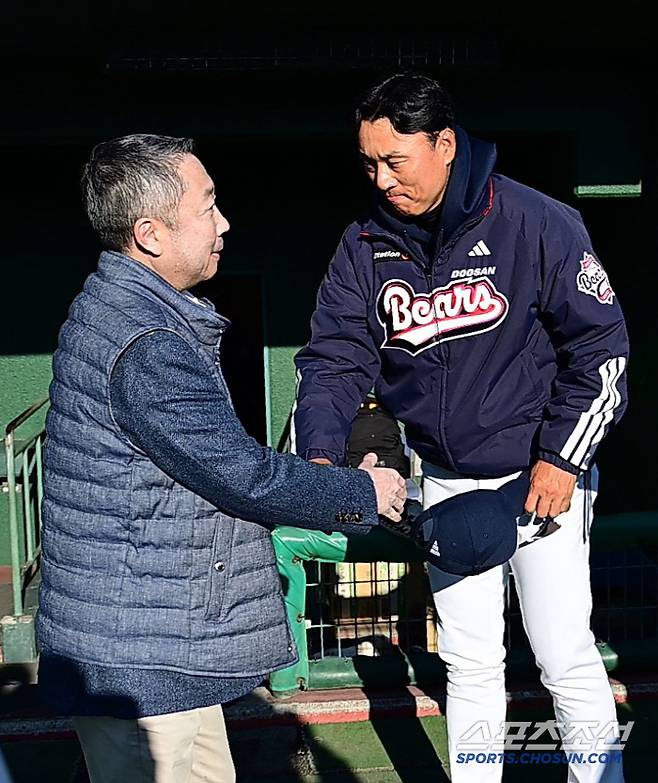 26일 일본 미야자키 선마린스타디움에서 열린 두산 베어스와 세이부 라이온스의 경기.박정원 구단주가 경기 종료 후 그라운드를 찾아 이승엽 감독과 인사를 나누고 있다. 미야자키(일본)=박재만 기자 pjm@sportschosun.com/2025.02.26/