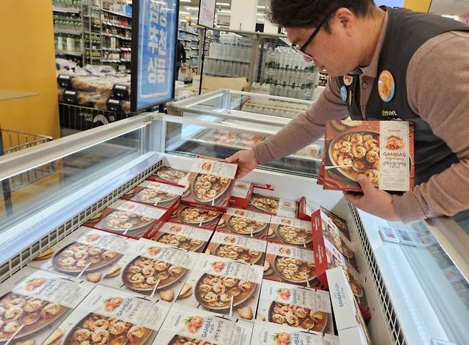 이마트 피코크 매대에서 직원이 상품을 진열하고 있다. 이마트 제공