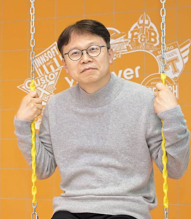 최근 서울 강남구 대치동 소재 야놀자 사옥 휴게 공간에서 본지와 인터뷰를 가진 이준영(54) 야놀자 클라우드 공동 대표 겸 야놀자 최고기술책임자(CTO)가 그네에 앉아 포즈를 취하고 있다./고운호 기자