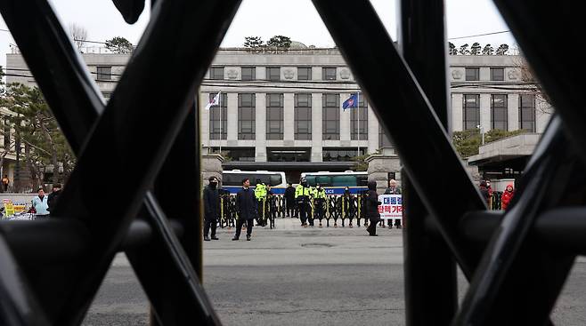 5일 서울 종로구 헌법재판소 정문에 만약의 사태에 대비해 바리케이드가 설치돼 있다./뉴시스