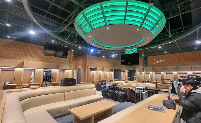 The new stadium's locker room is designed with orange bricks reflecting the Hanwha Eagles' signature color. /Shin Hyun-jong