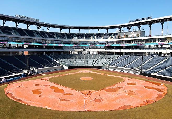 Hanwha Life Ballpark, the new home of the Hanwha Eagles, officially opened on Mar. 5 after three years of construction. The stadium, with a capacity of 27,000, features South Korea’s first asymmetrical field, an 8-meter-high "Monster Wall," and a multi-level bullpen, set to become a new sports and cultural landmark in Daejeon. /Shin Hyun-jong