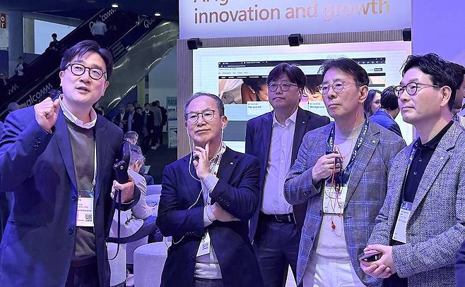양종희 KB금융지주 회장(왼쪽에서 두번째), 이창권 디지털·IT부문장(왼쪽에서 다섯번째), 이재근 글로벌 사업부문장(왼쪽에서 네번째) 등이 지난 5일(현지 시각) MWC 2025 행사장을 찾아 설명을 듣고 있다./KB금융지주 제공