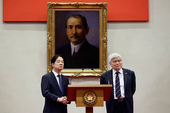 공동 기자회견하는 라이칭더 대만 총통(왼쪽)과 웨이저자 TSMC 회장./연합뉴스