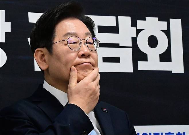 이재명 더불어민주당 대표가 19일 서울 마포구 한국방위산업진흥회에서 열린 '트럼프 시대 : 한미동맹과 조선산업·K-방산의 비전' 현장 간담회에서 생각에 잠겨 있다. 이날 간담회에는 김희철 한화오션 대표, 최성안 삼성중공업 부회장, 이상균 HD현대중공업 대표 등 방산·조선업 관계자들이 참석했다. ⓒ국회사진취재단