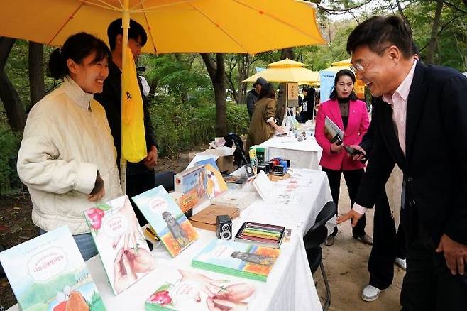 지난해 종로구가 개최한 '2024 종로 책축제'에 참석한 정문헌 종로구청장(오른쪽)ⓒ종로구 제공
