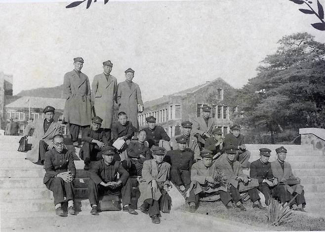 연희전문 재학 시절 교내에서 찍은 것으로 앞줄. 오른쪽에서 두 번째가 윤 시인, 세 번째가 송 선생. 연세대 윤동주 기념관 제공