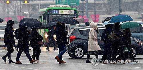 서울 종로구에서 출근하는 시민들. [연합뉴스]