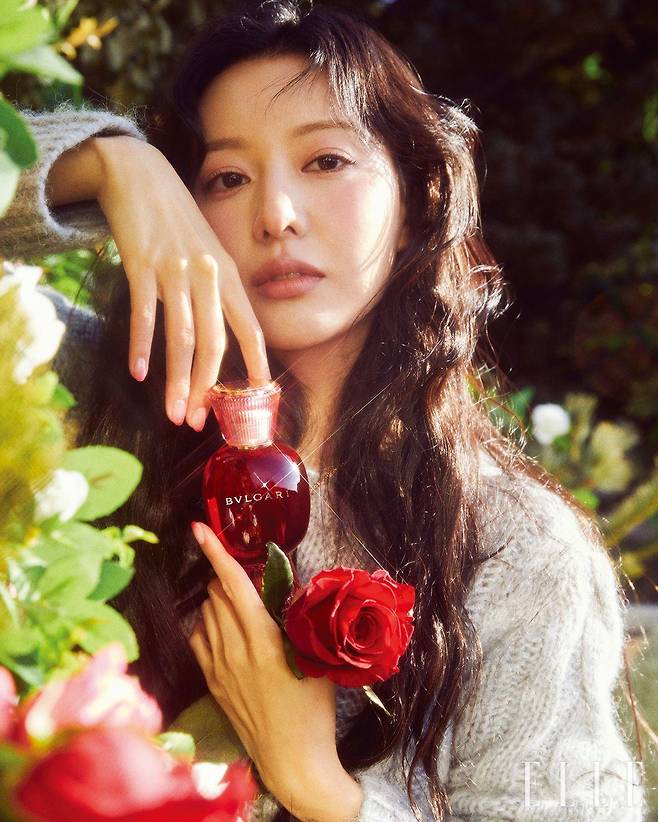 사랑에 빠진 여인의 초상을 그린다면 이런 모습일까. 김지원과 눈이 마주친 순간, 불가리 알레그라 피오리 다모레의 우아한 장미 향과 사랑의 찬미를 담은 언어들이 대향연을 벌일 것 같은 공감각적 심상을 불러일으킨다. 불가리 알레그라 피오리 다모레 오 드 퍼퓸, 50ml 24만4천원, Bvlgari. 니트는 Michael Kors.