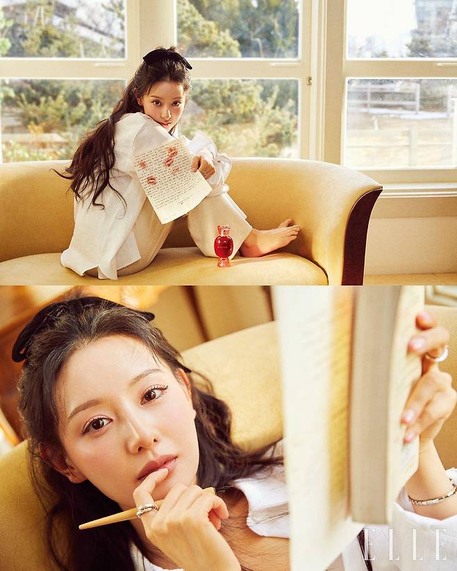 “내 여인을 찬양하는 말 가운데 이렇게 큰 축복이 있는데, (중략) 나는 앞으로 이 고귀한 여인을 찬양하는 시만 쓰기로 결심했다.” 사랑을 선언하기 전의 떨림과 경이를 담아 한 글자 한 글자 꾹꾹 눌러 적어보는 사랑의 서신. 마스터 조향사 자크 카발리에는 풍성한 장미 부케에 싱그러운 라즈베리 어코드를 더해 마침내 이뤄질 사랑에 대한 기대감을 채워주는 향, 불가리 알레그라 피오리 다모레를 탄생시켰다.  셔츠는 Jun by Jun K. 팬츠는 스타일리스트 소장품. 리본 핀은 Nana Jacqueline. 링과 브레이슬릿은 모두 Bvlgari.
