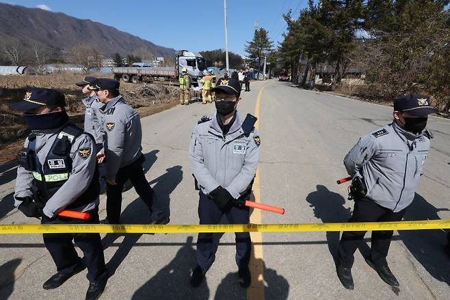 한미 통합화력 실사격 훈련이 실시된 6일 경기 포천시 이동면 노곡리의 한 민가에 전투기 공대지 폭탄이 떨어져 경찰이 통제하고 있다. 공군은 “오늘 10시 7분께 공군 KF-16에서 MK-82 일반폭탄 8발이 비정상투하되어 사격장 외부 지역에 낙탄되었다”고 밝혔다. 이 사고로 민가 7가구가 부서지고 7명이 다친것으로 파악됐다. 사진=뉴스1