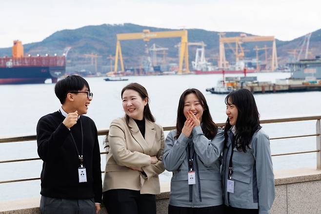 한화오션 우상준(26), 김민지(26), 노정연(25), 엄예지(26) 신입사원(왼쪽부터)이 지난 5일 한화오션 본사에서 기념촬영을 하고 있다. 한화오션 제공