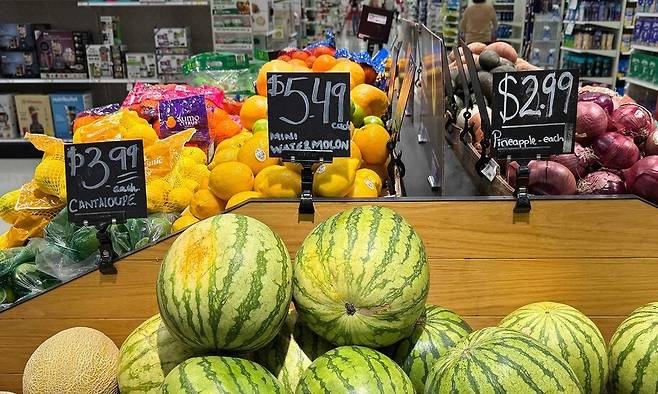 5일 미 캘리포니아주 노바토의 식료품 매장 선반에 멕시코산 수박이 진열돼 있다. 브라이언 코넬 타겟 CEO는 트럼프 정부의 멕시코 관세 정책으로 인한 결과는 이르면 이번 주부터 나타날 것이라고 말했다. AFP 연합뉴스