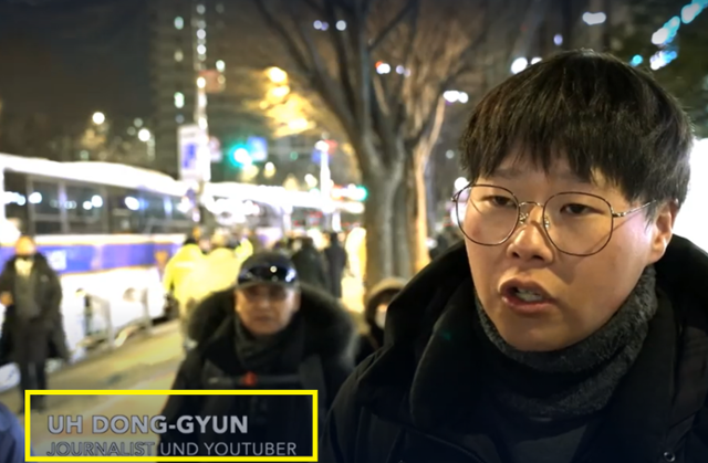 독일 공영방송 ARD와 ZDF가 제작해 다큐전문채널 '피닉스' 웹사이트에 공개한 다큐 '인사이드 코리아'의 일부. 강경 우파 유튜버 우동균씨를 "저널리스트"로 소개하고 있다. 피닉스 웹사이트 캡처