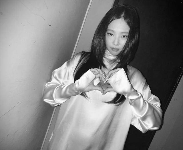 그룹 블랙핑크 제니는 최근 레이어드 컷 헤어 스타일을 선보였다. 제니 SNS