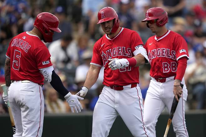 <yonhap photo-2406="">트라웃(가운데)이 6일(한국시간) 열린 다저스와 시범경기에서 홈런을 터뜨린 뒤 동료들의 축하를 받고 있다. AP=연합뉴스</yonhap>