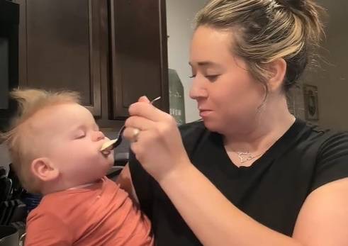 최근 미국에서 유행하고 있는 '버터 수면'에 대해 전문가는 좋은 방법이 아니라고 선을 그었다. 사진은 버터 수면을 하는 틱톡 사용자의 모습. [사진=틱톡 @chelsea_leigh_smith]