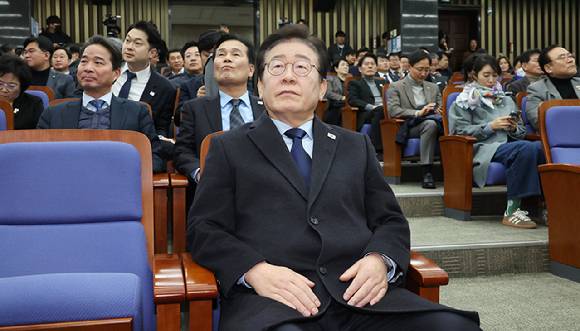 더불어민주당 이재명 대표가 지난 1월 15일 국회에서 열린 의원총회에 입장해 윤석열 대통령을 태운 차량이 고위공직자범죄수사처로 향하는 뉴스를 바라보고 있다. 2025.1.15 [사진=연합뉴스]