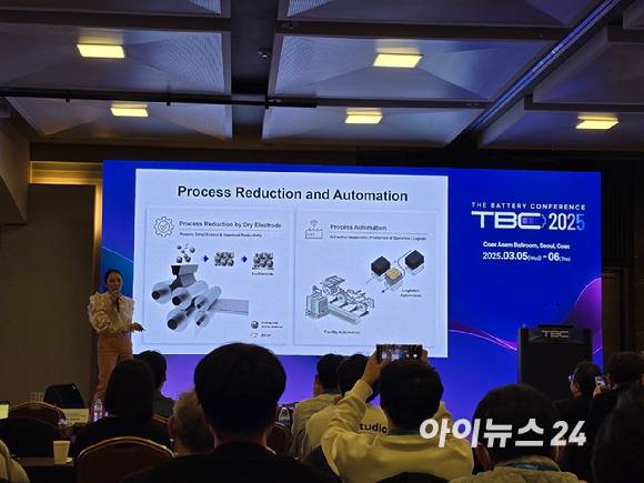 곽현영 삼성SDI 자동차배터리 마케팅팀장이 5일 서울 강남구 코엑스에서 열린 '인터배터리 2025'의 '더 배터리컨 퍼런스'에서 발표하고 있다. [사진=김종성 기자]