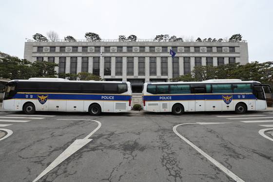 5일 윤석열 대통령에 대한 탄핵심판 선고를 앞둔 서울 종로구 헌법재판소 앞에 경찰 버스가 세워져 있다. 연합뉴스