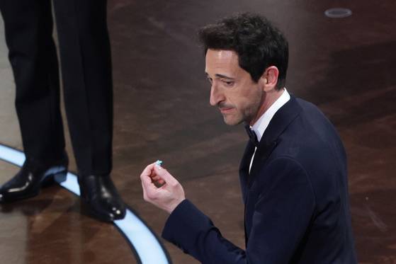 할리우드 배우 애드리언 브로디가 아카데미 시상식 남우주연상을 받기 직전 씹던 껌을 뱉는 모습. EPA=연합뉴스