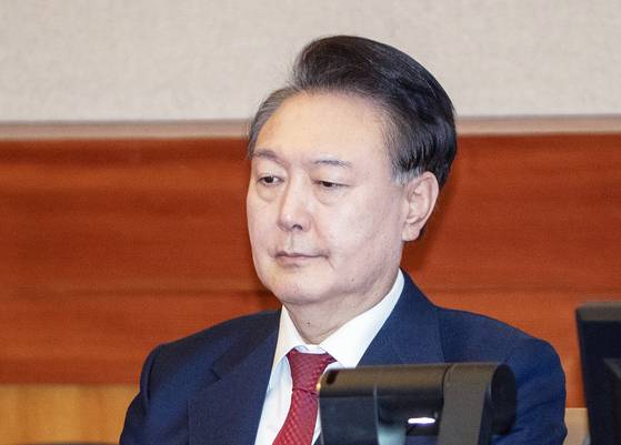 윤석열 대통령이 지난달 20일 서울 종로구 헌법재판소 대심판정에서 열린 윤석열 대통령의 탄핵 심판 10차 변론에 생각에 잠겨 있다. 사진공동취재단