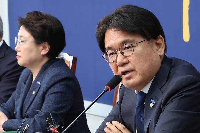 황운하 조국혁신당 원내대표가 지난 3일 국회에서 열린 창당 1주년 기자간담회에서 취재진 질문에 답하고 있다. 연합뉴스