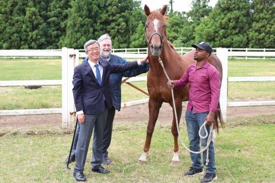 명예경주마 당대불패와 마사회 정기환 회장, 제주 이시돌목장 마이클 리어던 조셉 대표