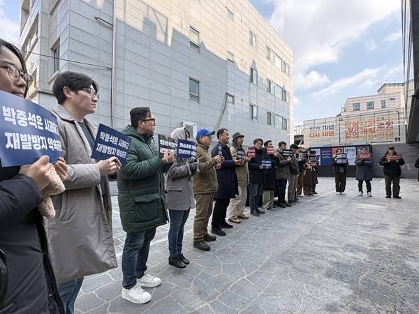 ▲6일 낮 12시 서울 중구 뉴스타파함께센터 사옥 앞에서 진행된 전국언론노동조합 뉴스타파지부의 피케팅 현장. 사진=윤유경 기자.