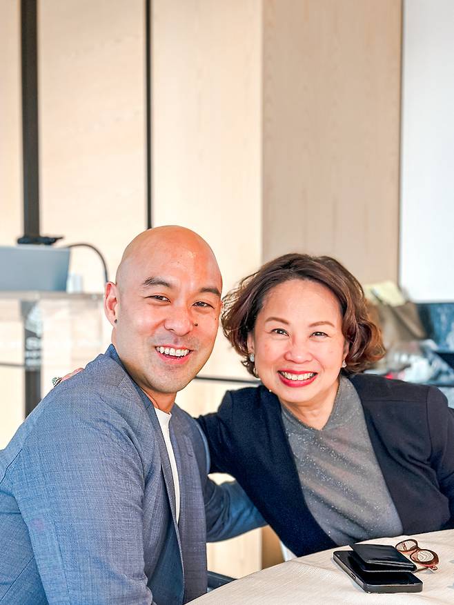 싱고 키도(Shingo Kido) 포시즌스 아태지역 홍보이사와 줄리아나 앙(Juliana Ang) 몰디브·익스플로러 팔라우 총괄 홍보이사 / 사진=권효정 여행+ 기자