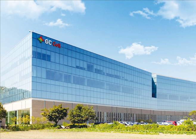 차바이오컴플렉스 전경(위), 지씨셀센터 전경(아래). (각 사 제공)