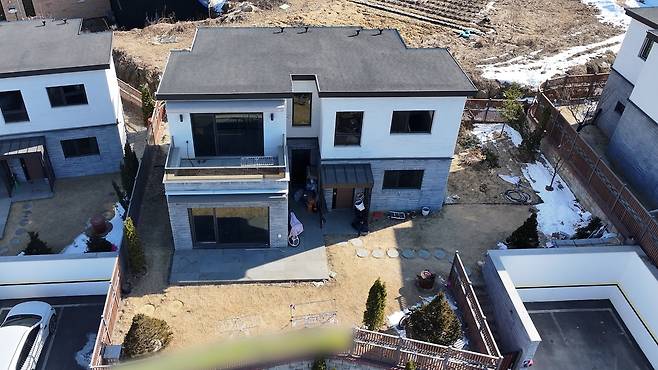 위에서 내려다 본 단독주택의 모습. 텃밭으로 가꾼 흔적이 있는 마당과 조경수가 인상적이다. [이건욱 PD]