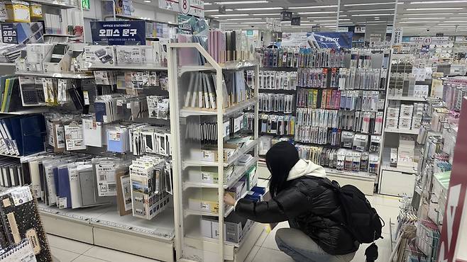 5일 다이소 여의도점에서 고객이 물품을 찾고 있다.   신현주 기자