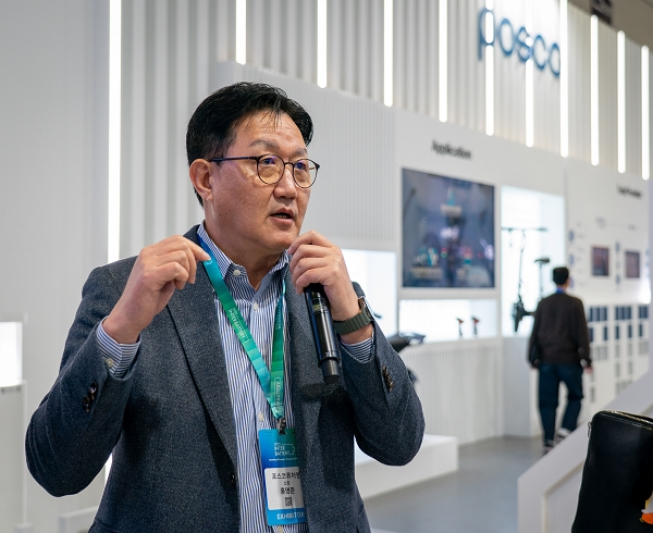 홍영준 포스코퓨처엠 기술연구소장이 지난 5일 서울 코엑스에서 열린 ‘인터배터리 2025’에서 다양한 양·음극재 신기술에 대해 설명하고 있다.  [포스코퓨처엠 제공]
