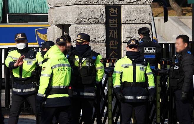 헌법재판소가 윤석열 대통령의 탄핵 심판 선고를 앞둔 가운데 6일 서울 종로구 헌법재판소 앞에서 경찰들이 근무를 서고 있다. [뉴시스]