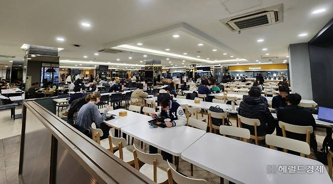 5일 오전 서울 서대문구 연세대학교 학생식당. 1000원 아침밥을 먹기 위해 식당을 찾은 학생들도 붐비고 있다. 이영기 기자.